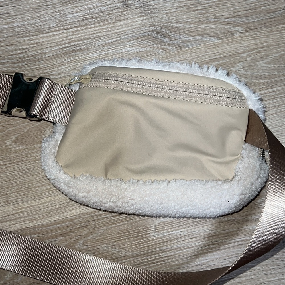 Lululemon Teddy Bear fleece everywhere belt bag - Picture 5 of 6